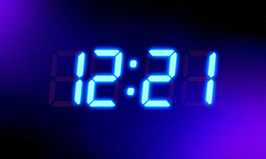 Электронные зеркальные цифры на часах 12:21, светящиеся на темном фоне.
